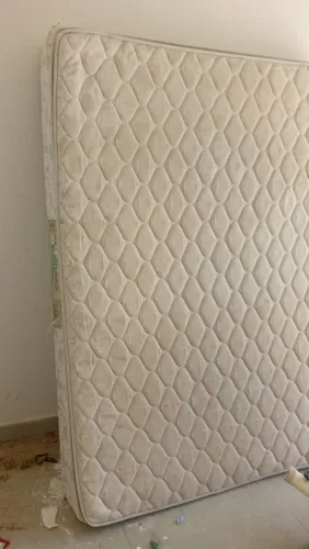 Colchão de mola 1.38 x 30 precisa higienizar prusduto usado.