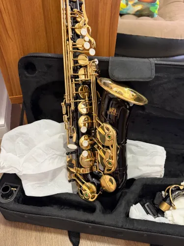 Saxofone alto Konig preto e dourado