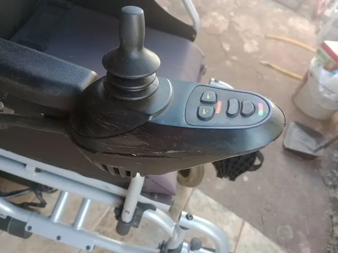 Cadeira de rodas motorizada 