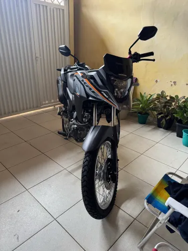 XRE 190 em estado de zero.