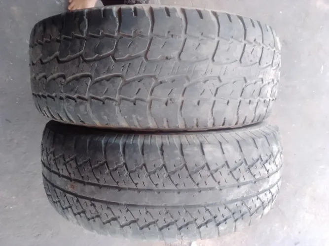 Vende-se 2 pneus aro 16 perfil 265/70R16