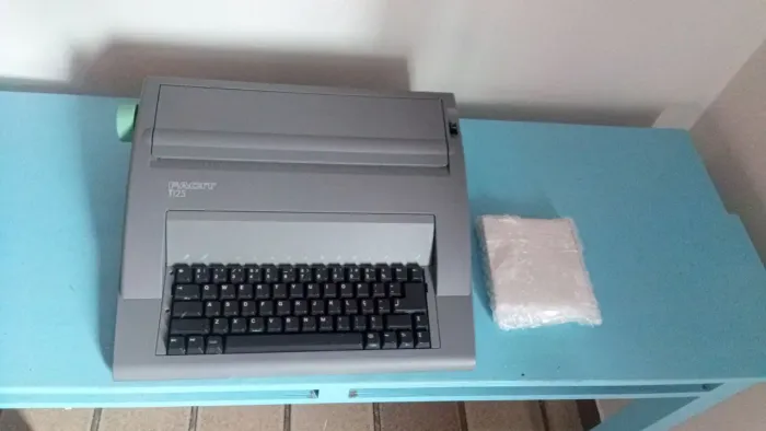 Máquina de escrever elétrica facit 125