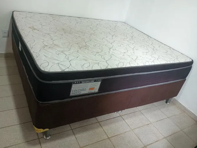 Cama Queen - base a colchão - ótimo estado. R$ 900