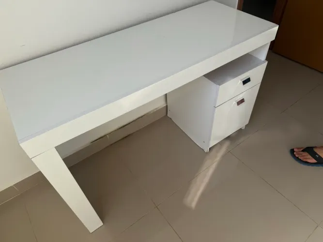 Escrivaninha semi nova 