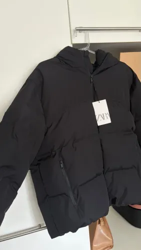 jaqueta puffer preta da Zara