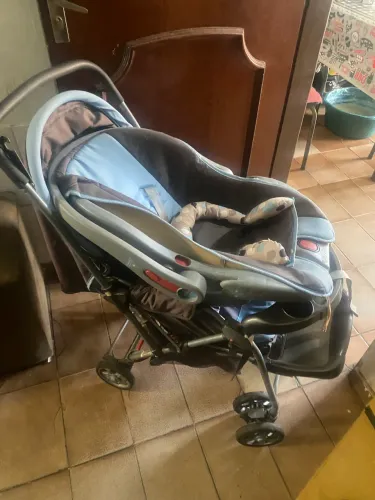 Vende-se carinho e bebê conforto 