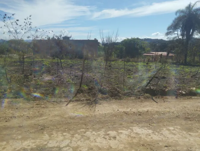 Chácara 1.200 M terreno plano, da esquina c/3 ruas