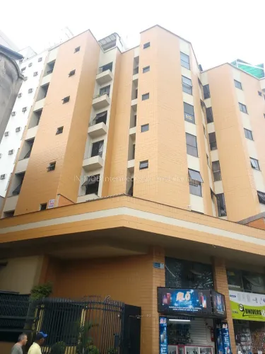 Apartamento de 01 quarto, sala, cozinha, banho, área externa. Elevador.