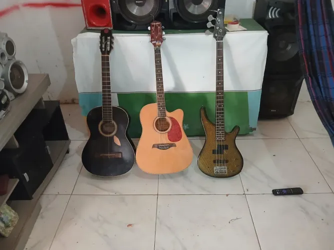 VENDO 2 VIOLÃO E 1 CONTRABAIXO