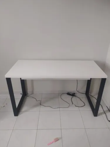 Mesa de escritório MDF branca medindo 135 x 0,60 