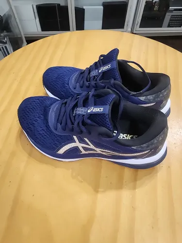 Tenis asics tamanho 35 muito novo 
