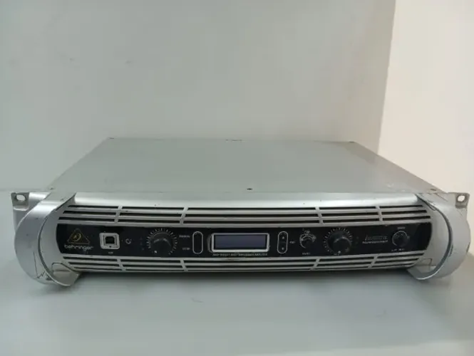 POTENCIA BEHRINGER INUKE 6000 POUCO USO