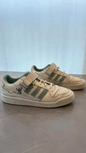 Tênis Adidas Forum Low x Disney Stitch "Wonder White"