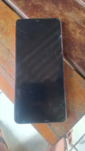 Galaxy A05 usado da cor vermelho com película trincada.