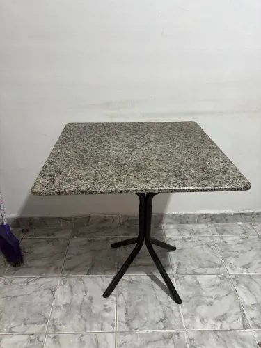 Mesa com tampo de mármore