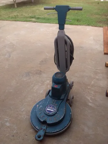 Vendo enceradeira profissional cleaner HS 1500. Usada mas muito bem cuidada.