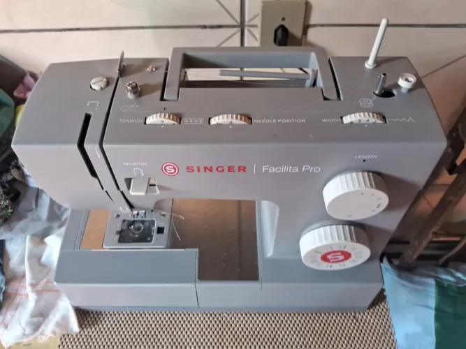 Vende-se essa maquita de costura singer nova com nota fiscal e garantia no valor de 1.300