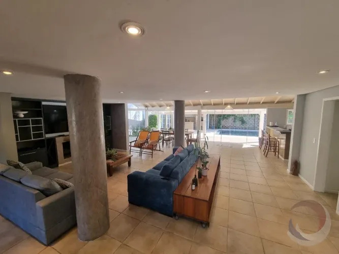 Casa Residencial de 4 dorms no bairro Lagoa Da Conceição