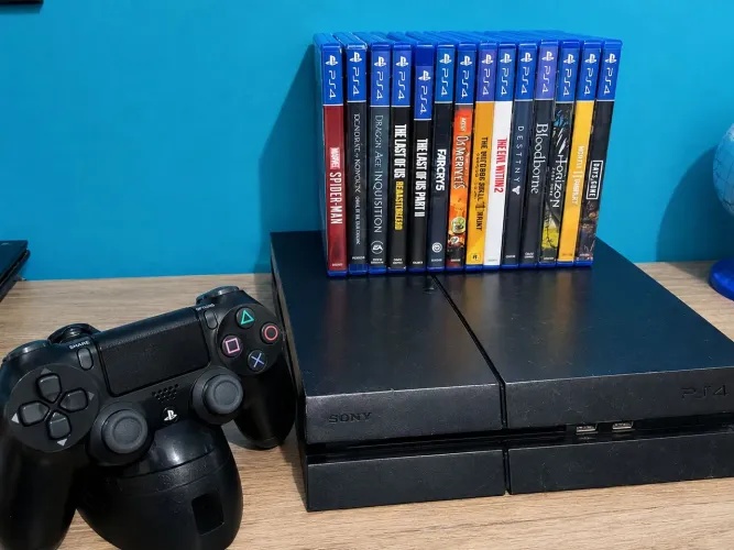 PlayStation 4 semi novo com alguns detalhes, e 14 JOGOS