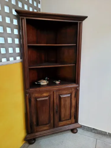 Estante de madeira para esquina