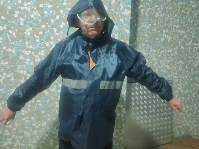 Capa de Chuva impermeavel,com capuz faixa reflexiva,e calca,muuiti pouco uso.Impermeavel