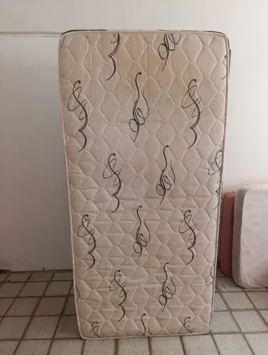 Vendo cama de solteiro 
