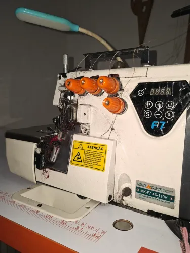 Máquina Overlock Industrial Megamak F7, funcionando perfeitamente
