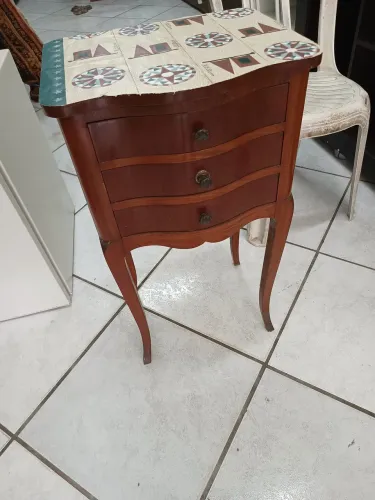 Mini cômoda luizXV/bombê com três gavetas. 