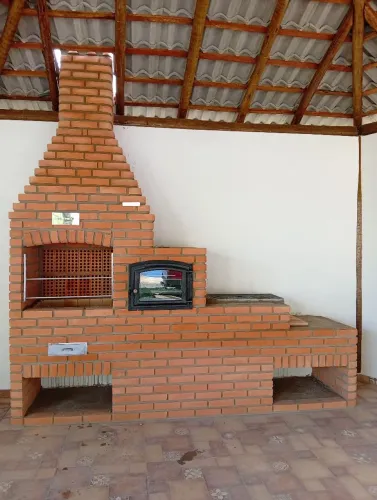 Churrasqueira forno e fogão em tijolo aparente