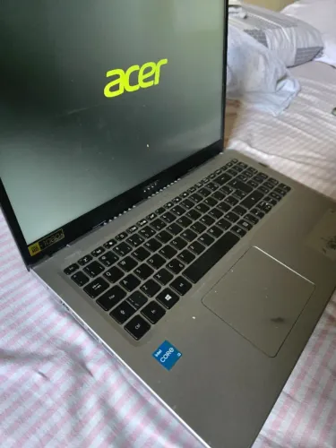 Acer Aspire 5 Core i3 Ssd 480Gb+ 12Gb Ram. Detalhe na carcaça e Bateria