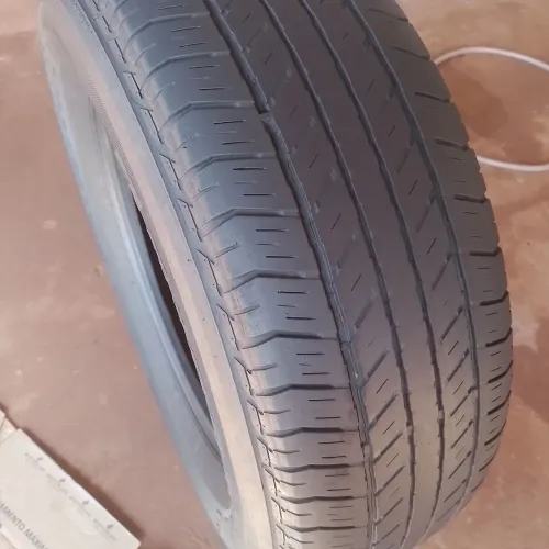 Um Pneu caminhonete 265/65/R17