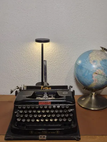 MÁQUINA DE ESCREVER - portátil, antiga. Alemã, marca Erika.