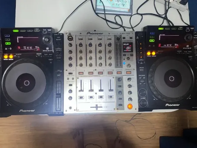 Kit Pioneer 2 Cdj 900 + Mixer Djm 700 + Case Preto (Usado)