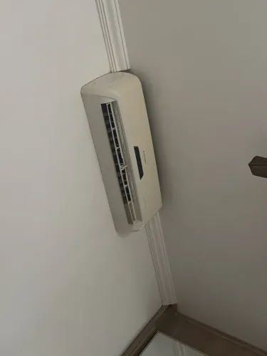 Vendo Ar condicionado Eletrolux split 12btus 220V com suporte.