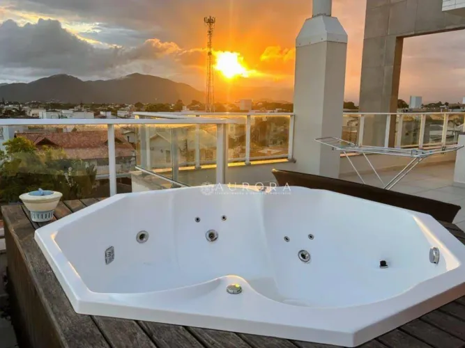 Cobertura com 2 dormitórios à venda, 138 m² por R$ 2.250.000,00 - Campeche - Florianópolis