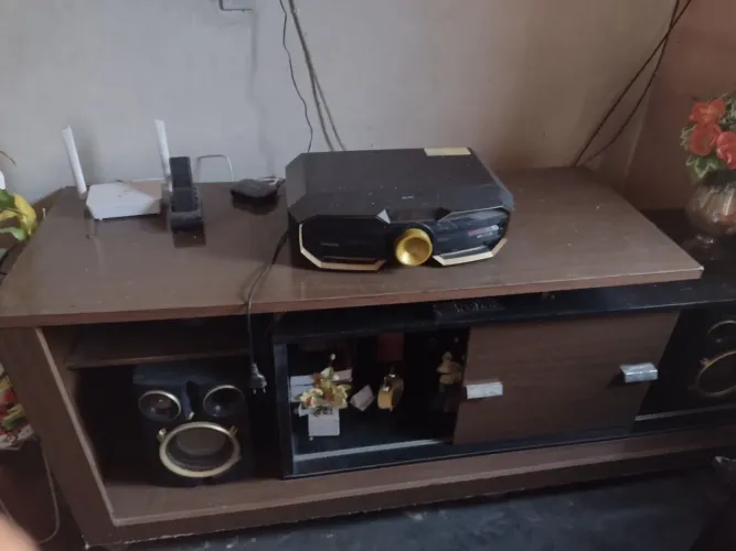 Vendo mesa, armário, sofá e um rack