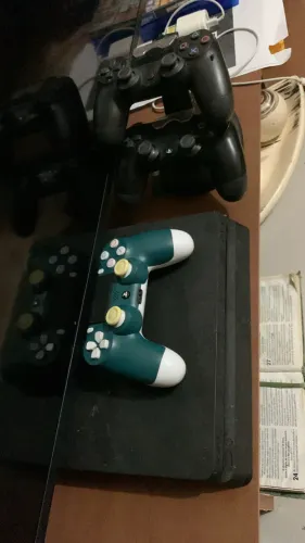 PS4 slim + 3 controles + GTA V