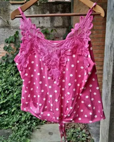 Blusa feminina de alcinha com estampa em poá GG