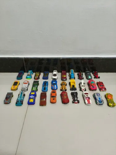 Lote 30 carrinhos da Hotwells(usados)