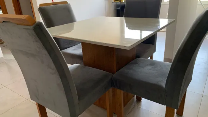 Mesa com 4 cadeiras