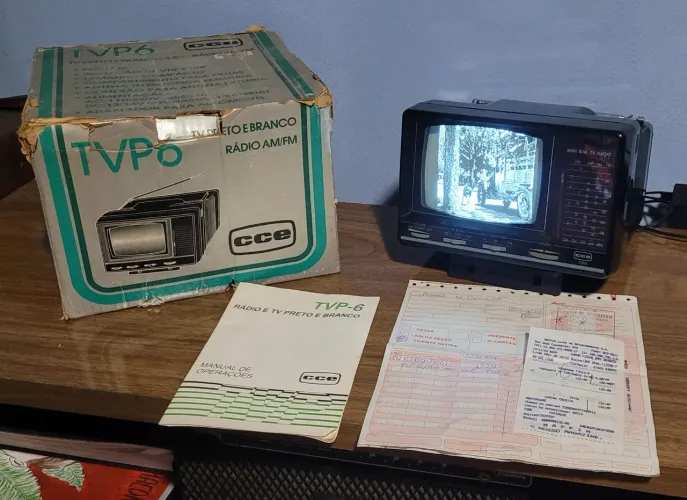 Tv Portátil CCE TVP6 Preto e Branco Rádio Am/Fm