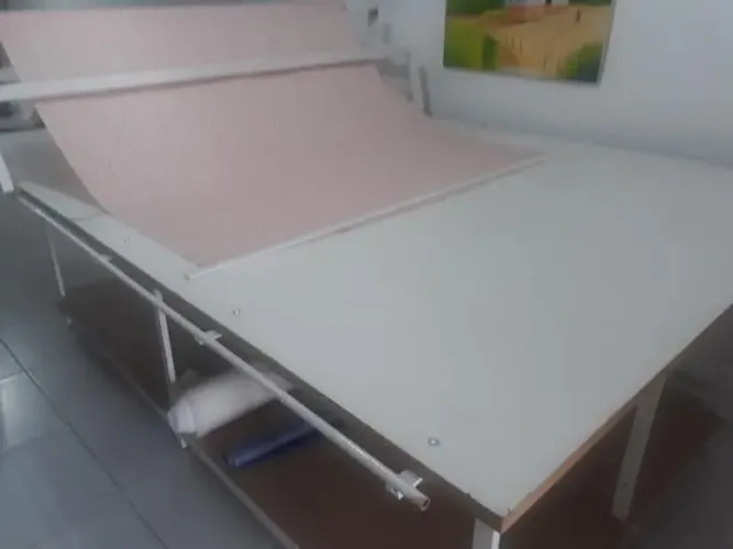 Mesa de corte com maquina para enfestar tecido