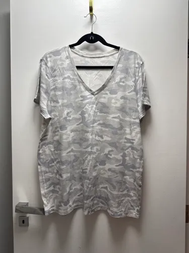 Camiseta feminina GAP estampa camuflada