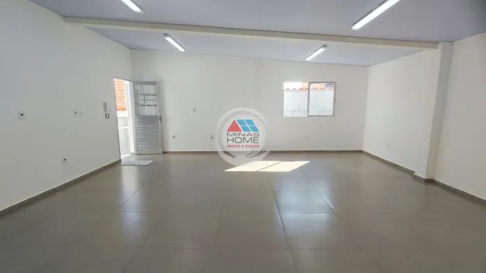 Salão com aprox. 60 metros quadrados com um banheiro