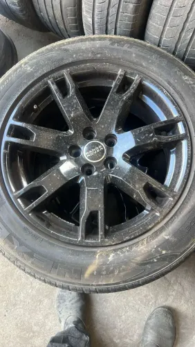 Rodas com pneus 18". 235/60-18