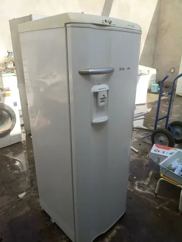 Vendo geladeira Electrolux degelo 320 litros funcionando bem