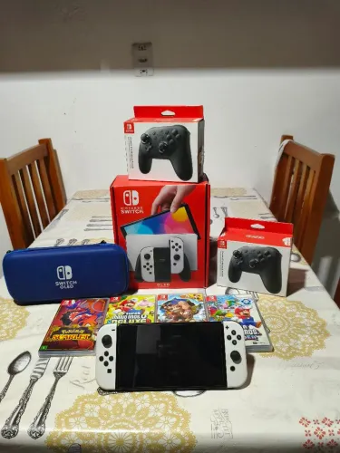 Nintendo Switch OLED + 2 Pro Controllers + 4 Jogos + 256GB + Case