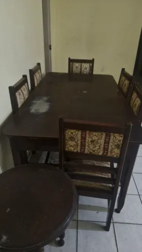 JOGO DE MESA COM 06 CADEIRAS DE MADEIRA