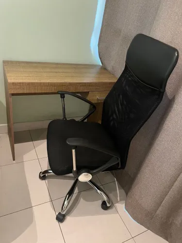 Mesa e cadeira de escritório 
