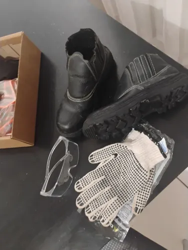 Kit EPI Semi Novo - Bota nº 35 + Óculos de Proteção + Luvas